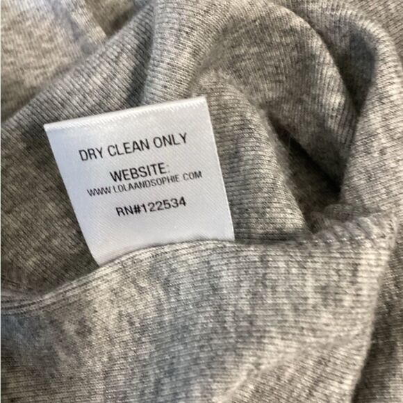 Lola & Sophie Sweater Shirt Women’s Size Medium Color Gray Long Sleeve V Neck - Picture 9 of 10